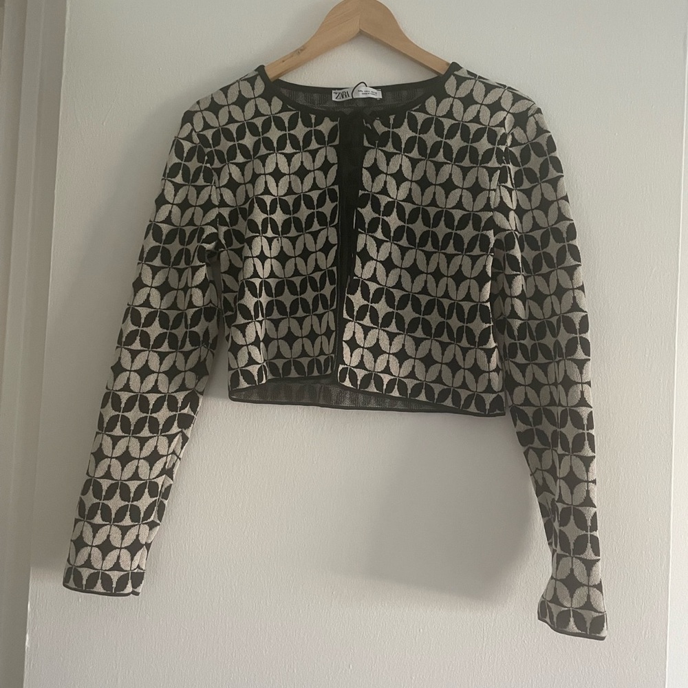 ZARA Sz, M Cropped Sweater